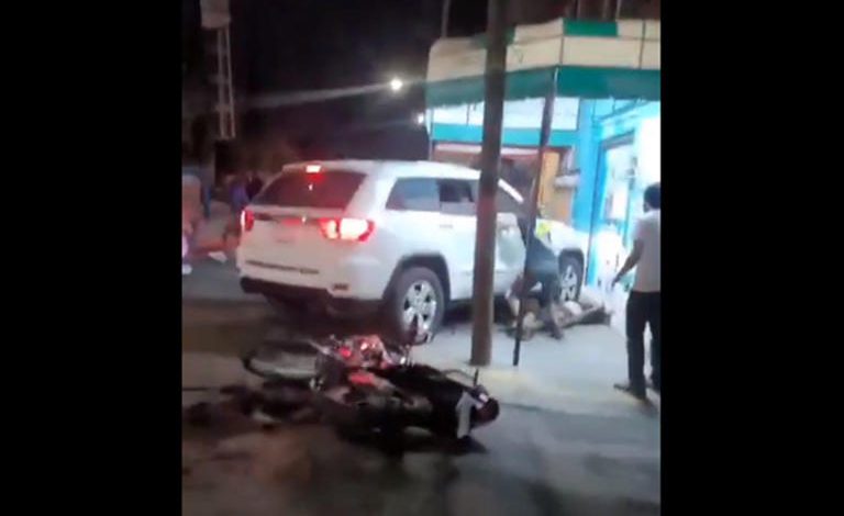 Camioneta arrolla a 2 personas de manera intencional en Tecámac