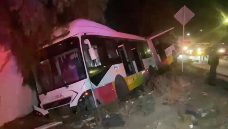 Mexibús cae de desnivel en Ecatepec , reportan varios lesionados