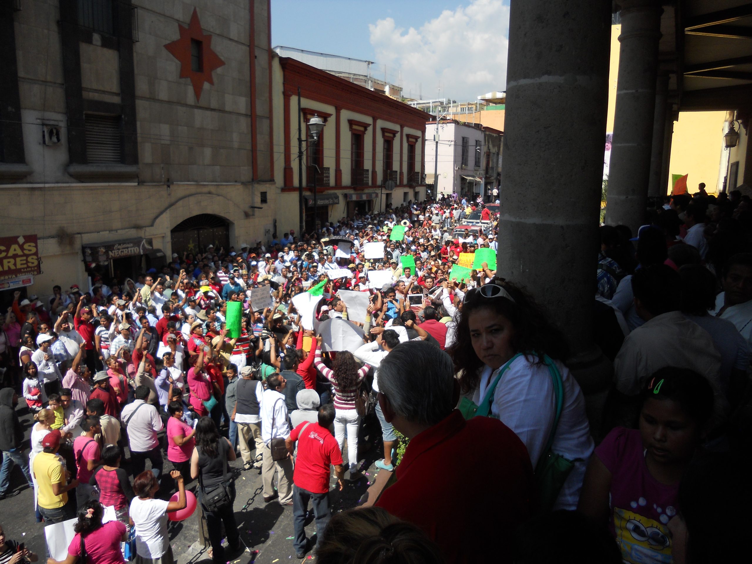 Irrumpen pobladores en presidencia de Contla para exigir que se ratifique la revocación del edil de Cuauhtenco