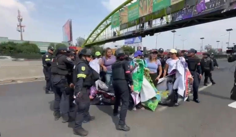 Policías desalojan protesta de mujeres en Periférico Norte