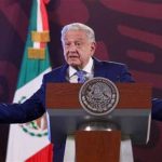 AMLO anuncia aumento salarial del 10% en promedio para maestros