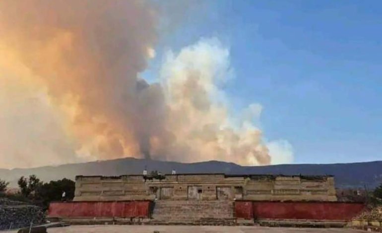 Con bloqueos y retención de funcionario, piden ayuda para sofocar incendio en Mitla, Oaxaca