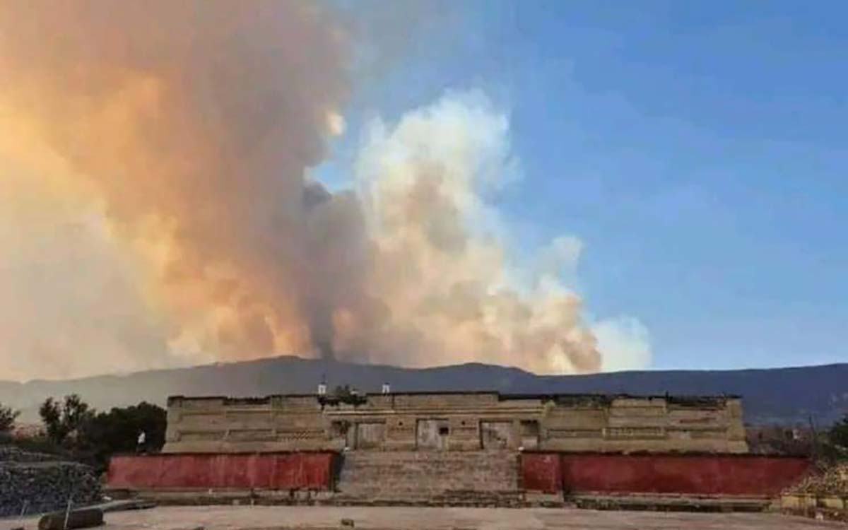 Con bloqueos y retención de funcionario, piden ayuda para sofocar incendio en Mitla, Oaxaca