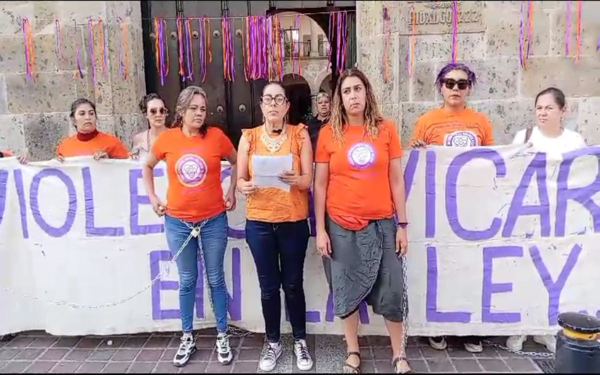 Jalisco: Mujeres se encadenan e inician huelga de hambre contra violencia vicaria