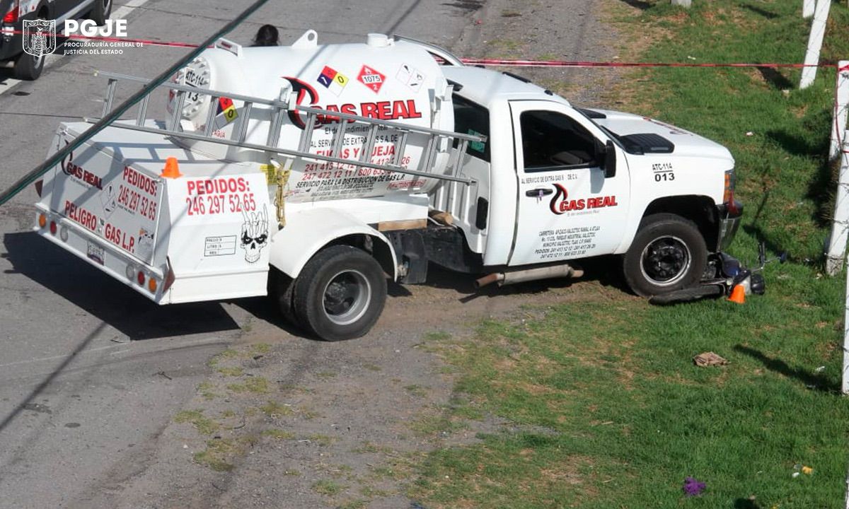 Muere motociclista al ser arrollado por una pipa de gas en Xaloztoc