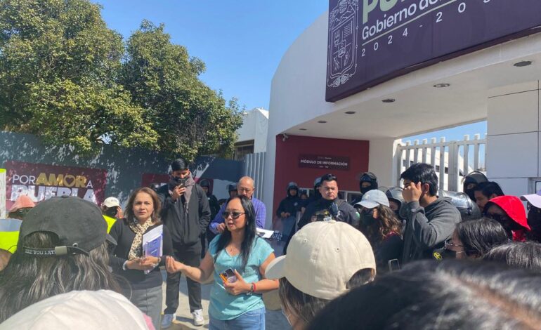 Docentes protestan en la SEP Puebla por suspensión en asignación de plazas