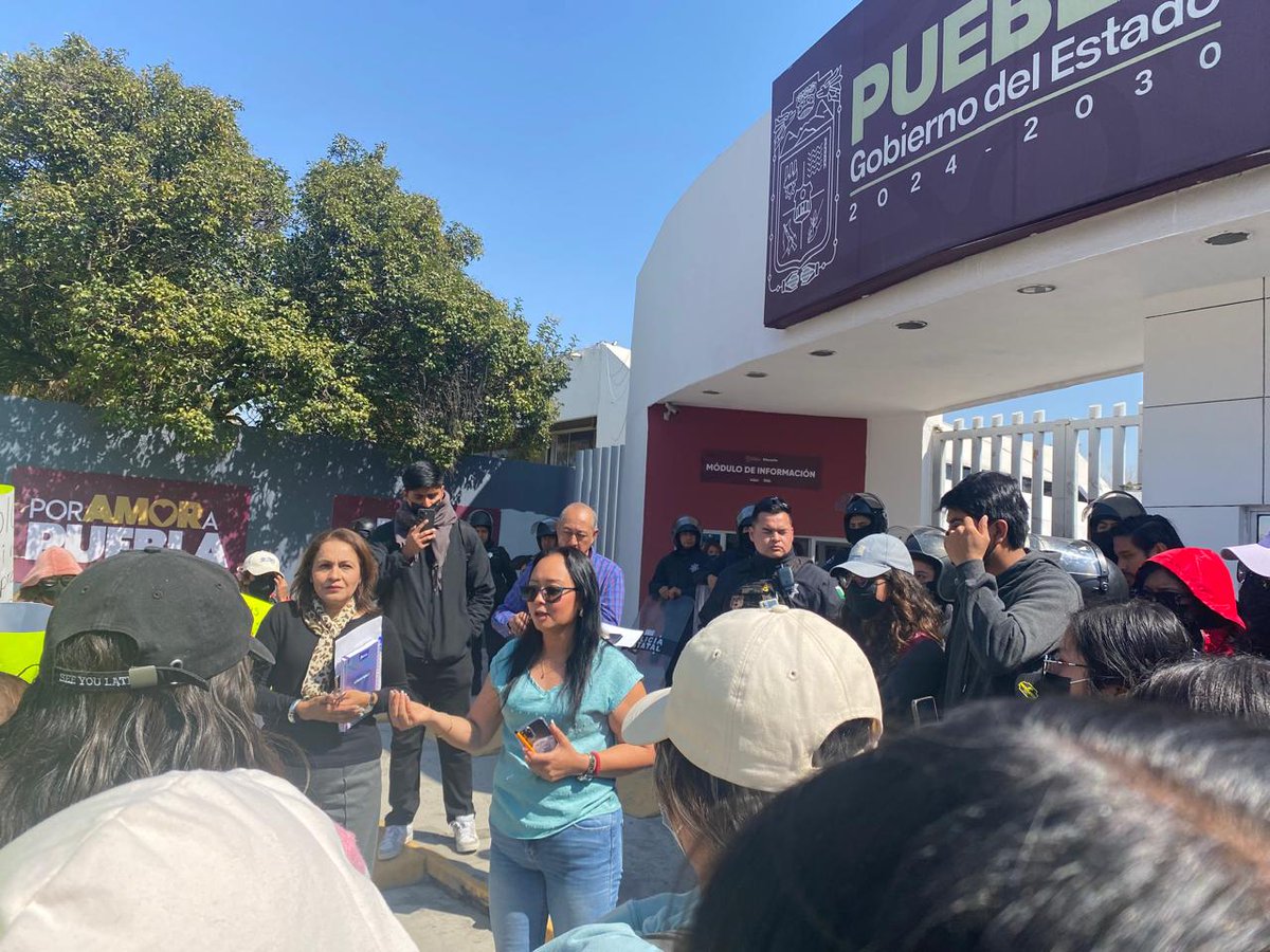 Docentes protestan en la SEP Puebla por suspensión en asignación de plazas