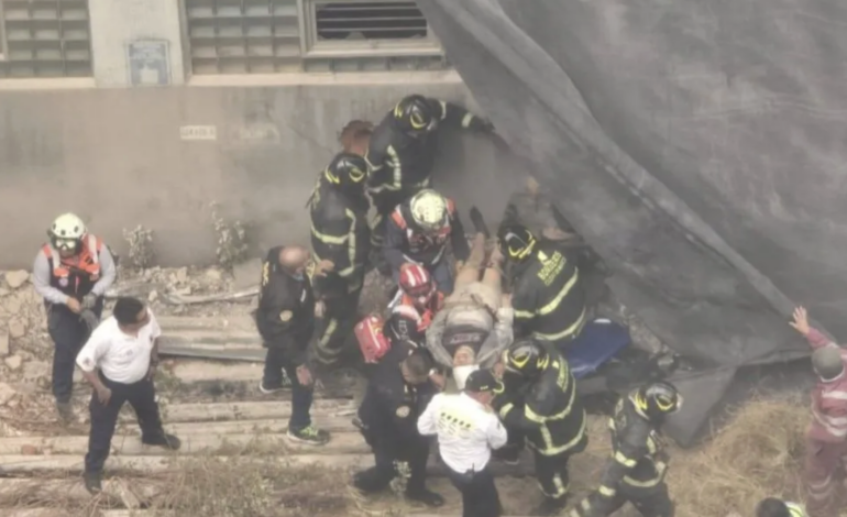 Colapsa edificio en demolición cerca del Metro San Antonio Abad en CDMX; hay personas atrapadas