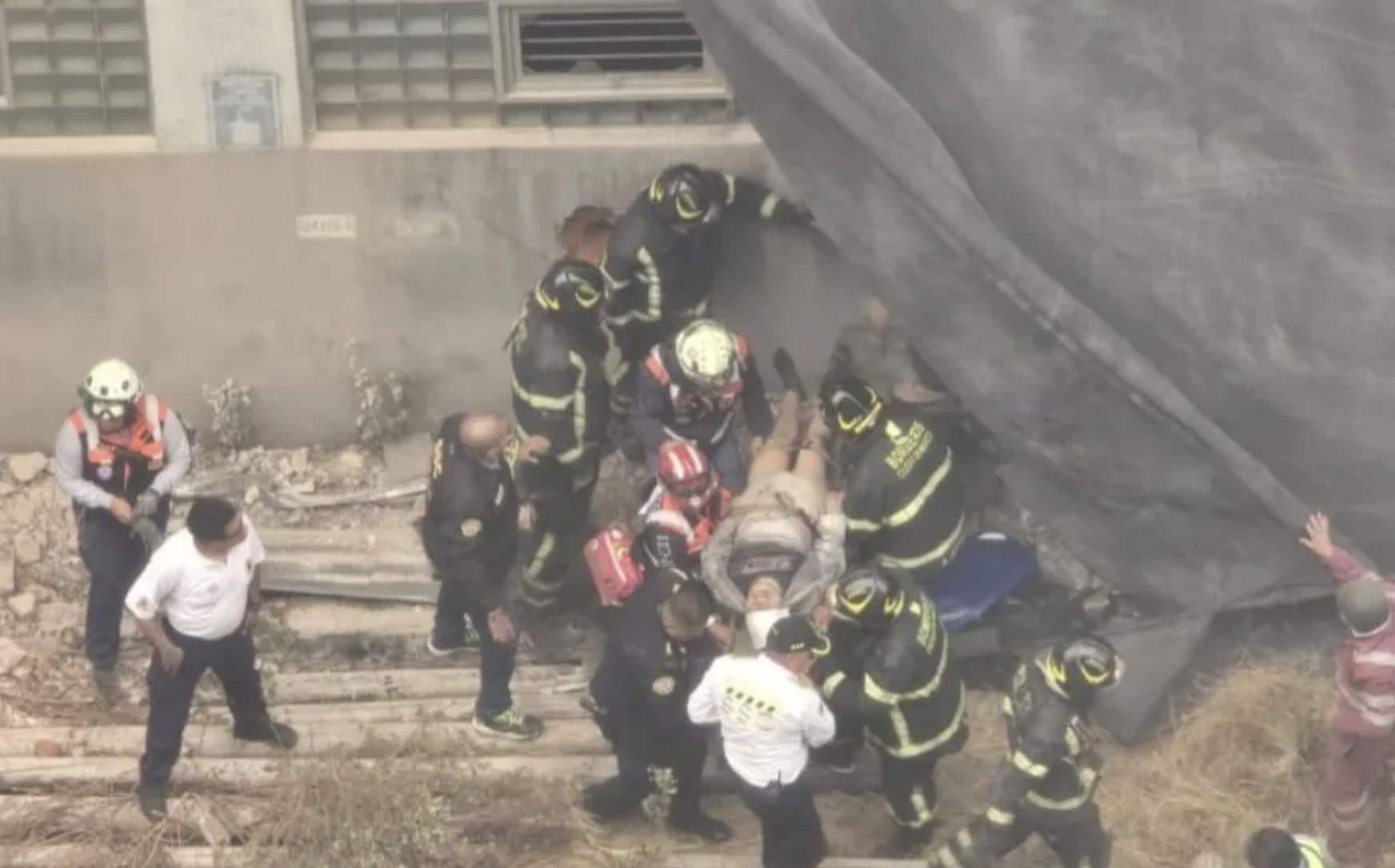 Colapsa edificio en demolición cerca del Metro San Antonio Abad en CDMX; hay personas atrapadas