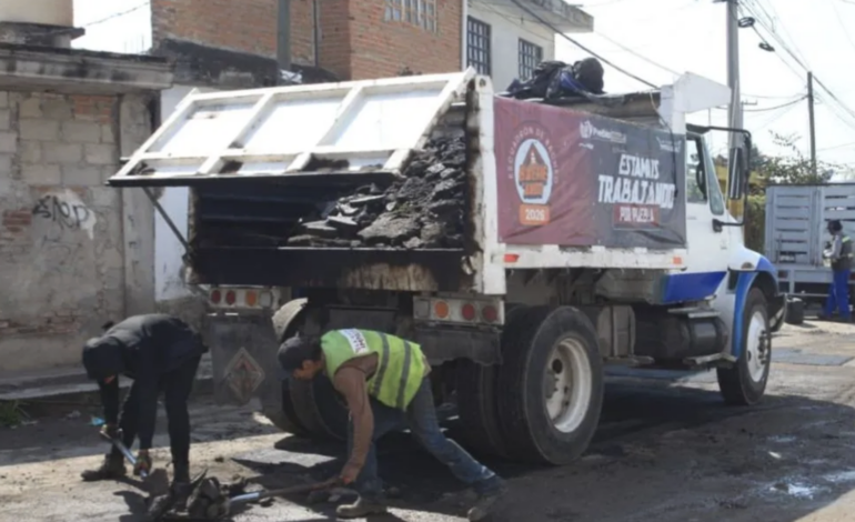 Supervisan labores de bacheo en San Pablo Xochimehuacan