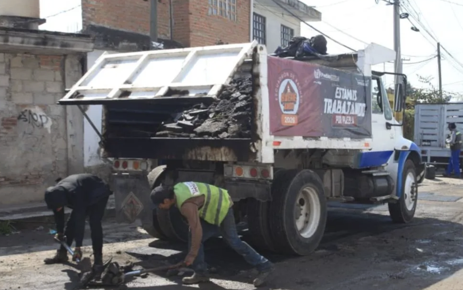 Supervisan labores de bacheo en San Pablo Xochimehuacan